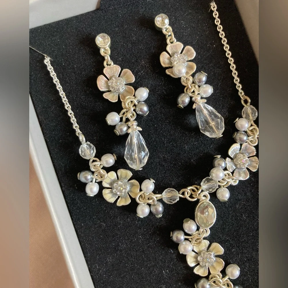 Brand new floral necklace and earrings jewellery set - Picture 1 of 4